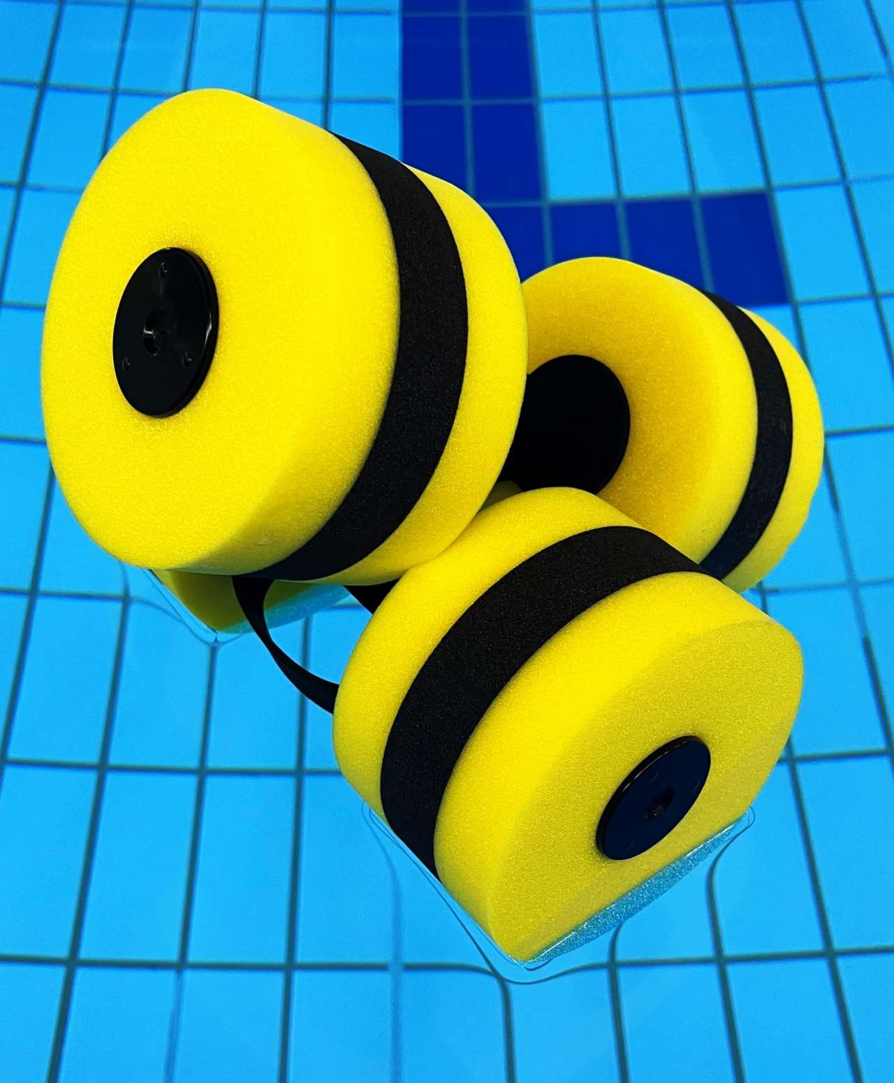 zwei Aquahanteln im Wasser.