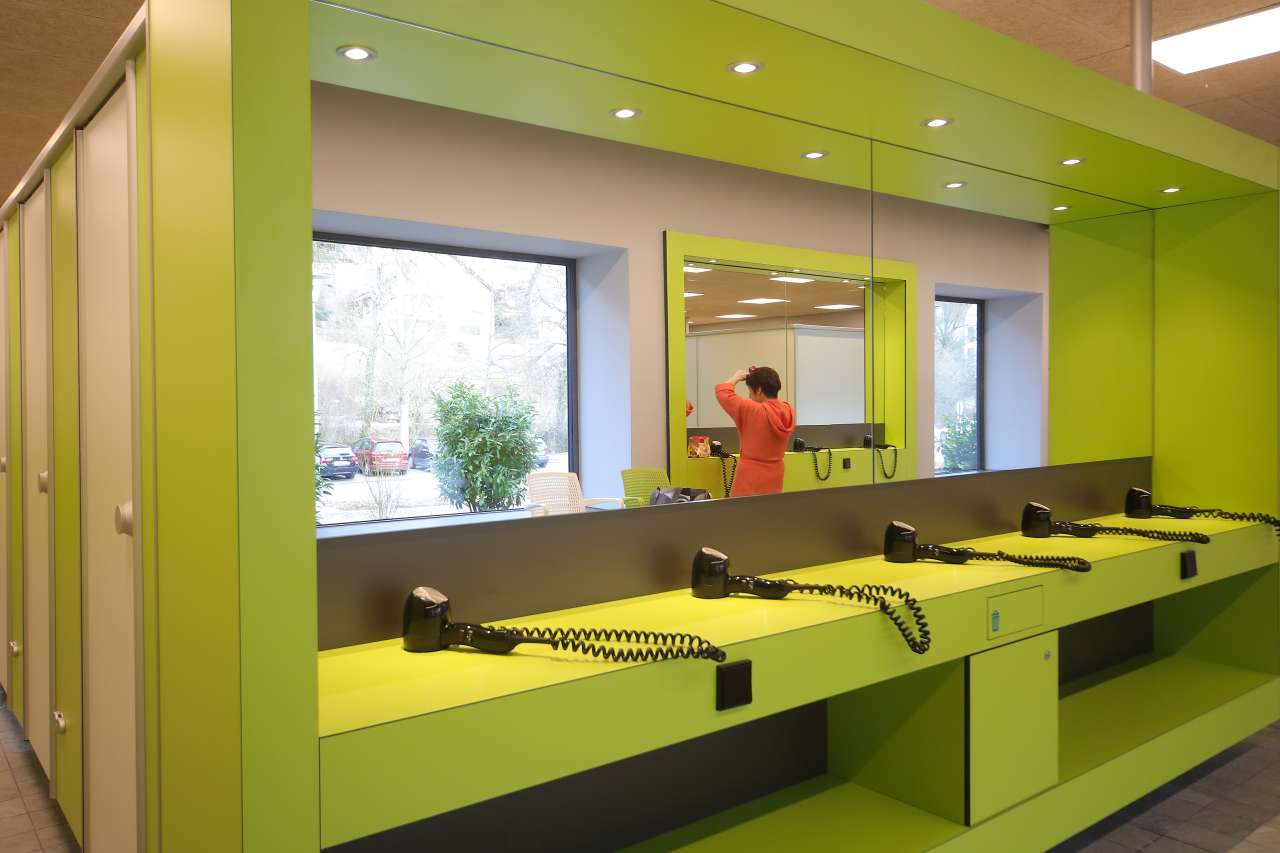 Der Föhbereich mit großem Spiegel im Hallenbad.