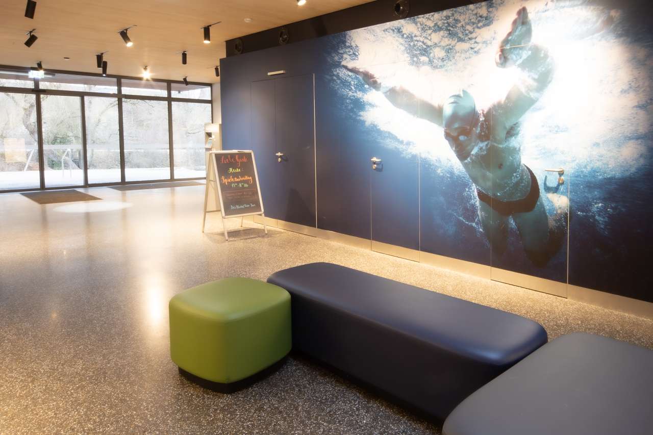 Der Eingangsbereich mit Sitzmöbeln.