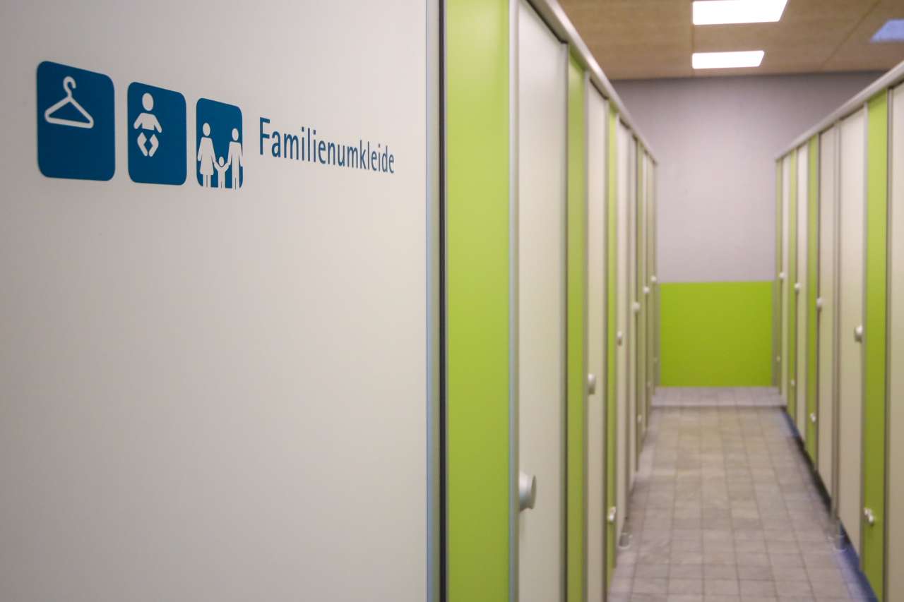 Der Umkleidebereich des Hallenbads mit einer großen Familienumkleide.